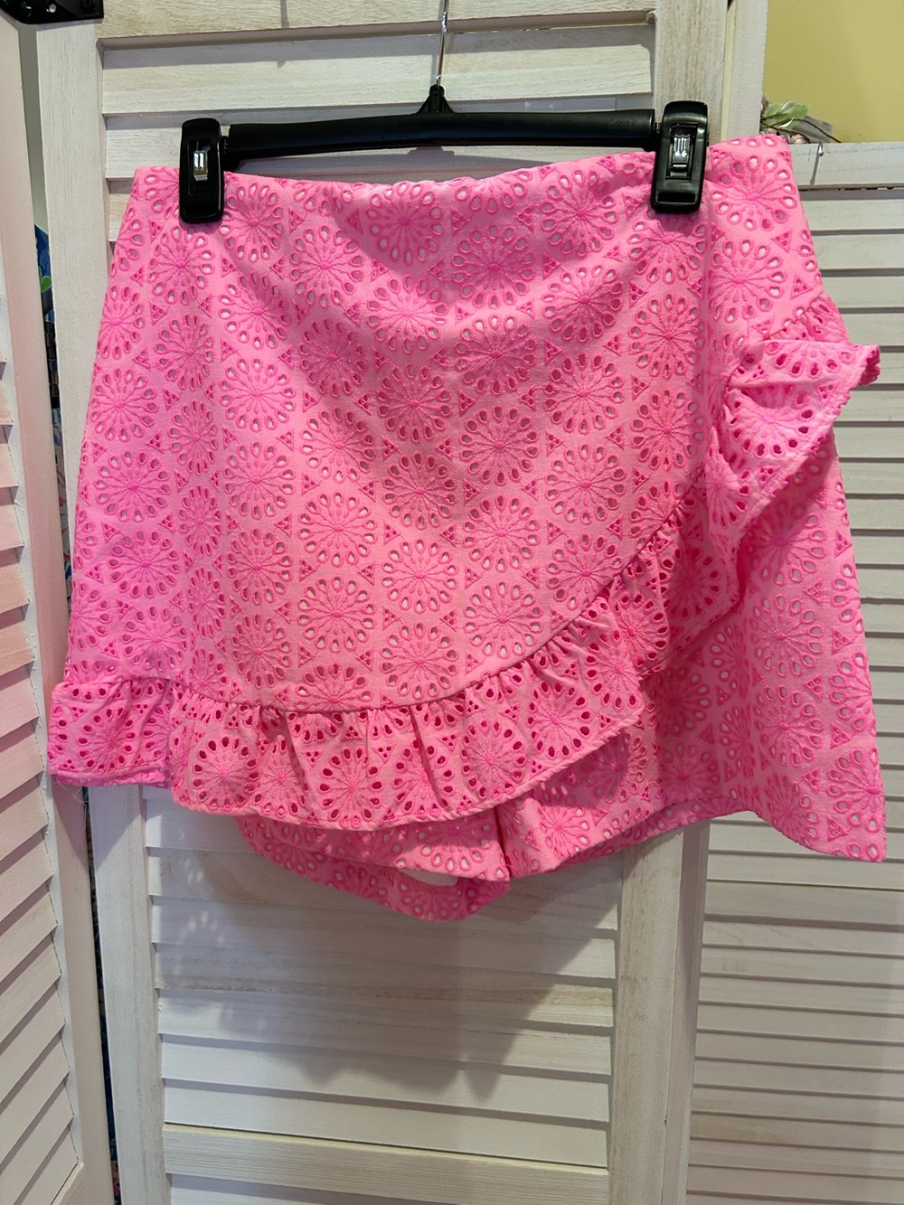 FAYE SKORT IN PROSECCO PINK NEON GEO EYELET - Picture 4 of 7
